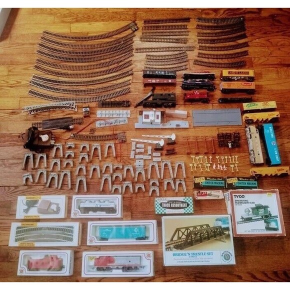 Vintage HO Scale Bachmann Train Set Lot Cars, Track, Transformer & More - Picture 5 of 8